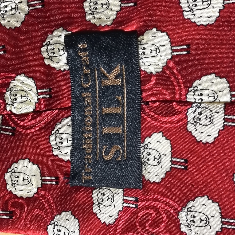 Red Sheep Pattern Tie - Picture 2 of 6